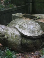 赑屃：古代神话传说“龙九子”之一，外形似龟，善驮重物